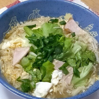 シャキシャキレタス♪の美味しいこと! えのきとハムからお出汁がでていつものラーメンとは思えない～☆卵も麺とからまってなお美味しくいただきました(⑅•ᴗ•⑅)♡♪